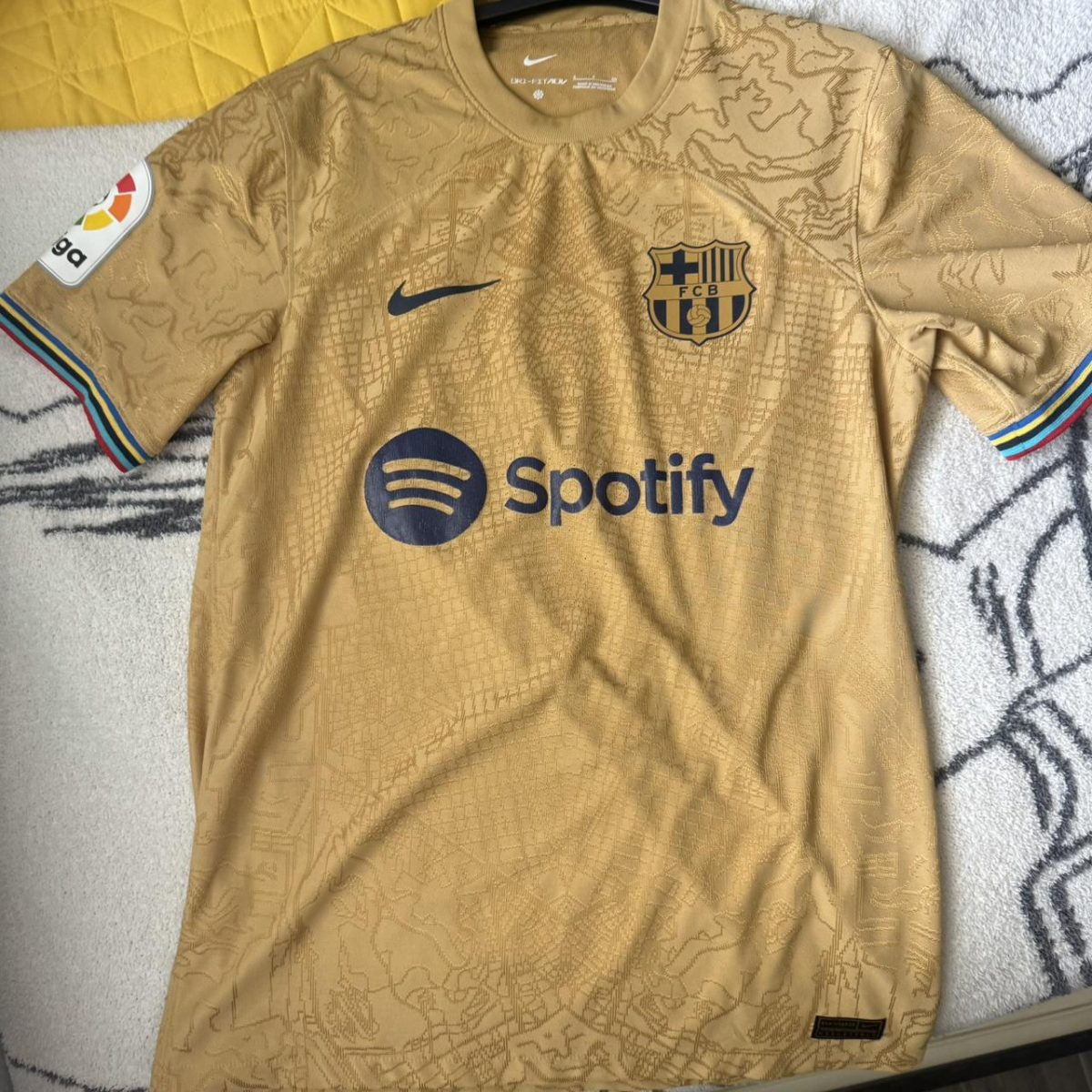 Nike Men's Tan and Yellow T-shirt - Image 1