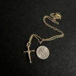 gold-colored chain